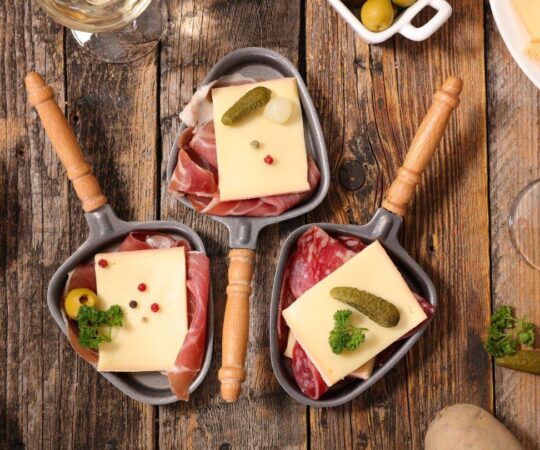 Après‑ski et raclette : sélection de fromages idéaux pour un repas chaleureux en altitude
